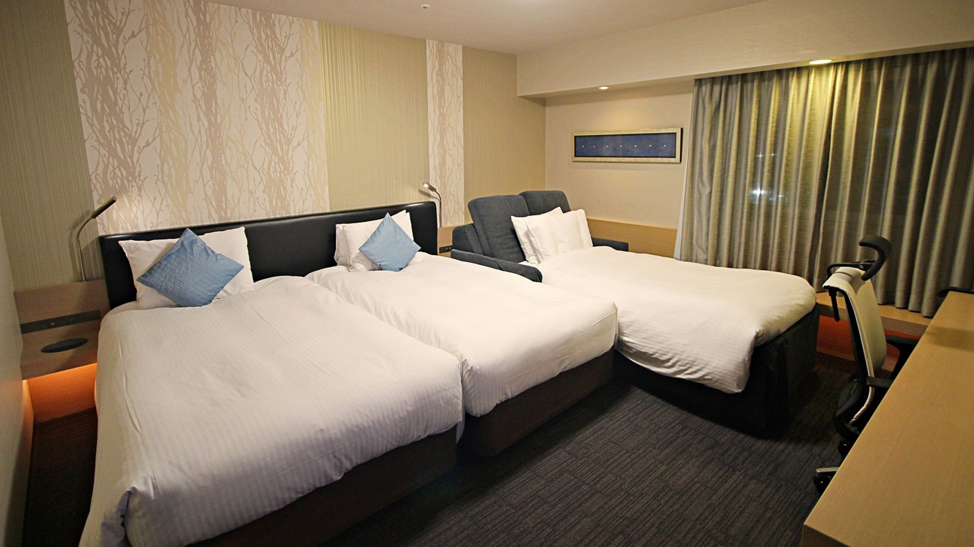 ［喫煙］プレミアツイン【ベッド幅110x2+93x1】3名