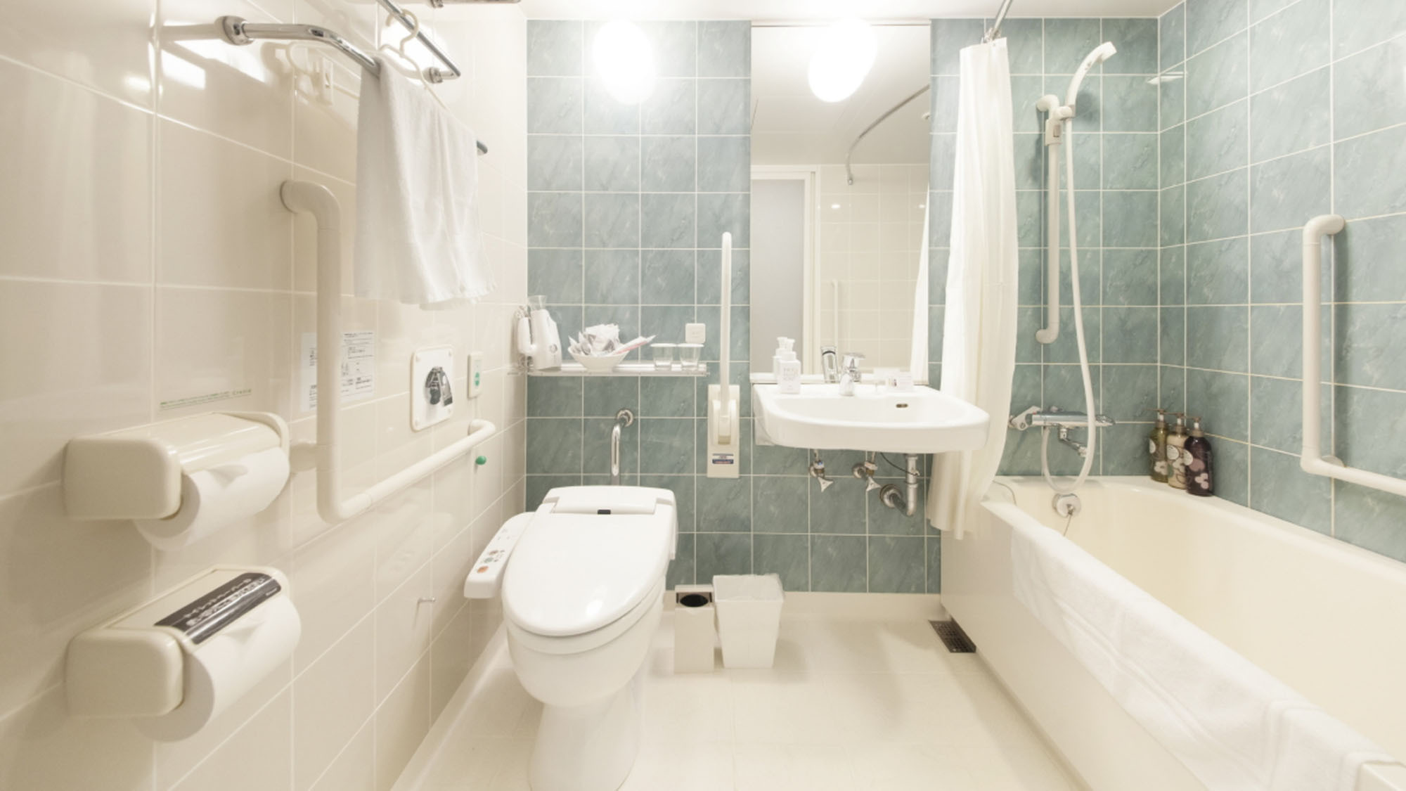 ユニバーサルツインルーム　浴室