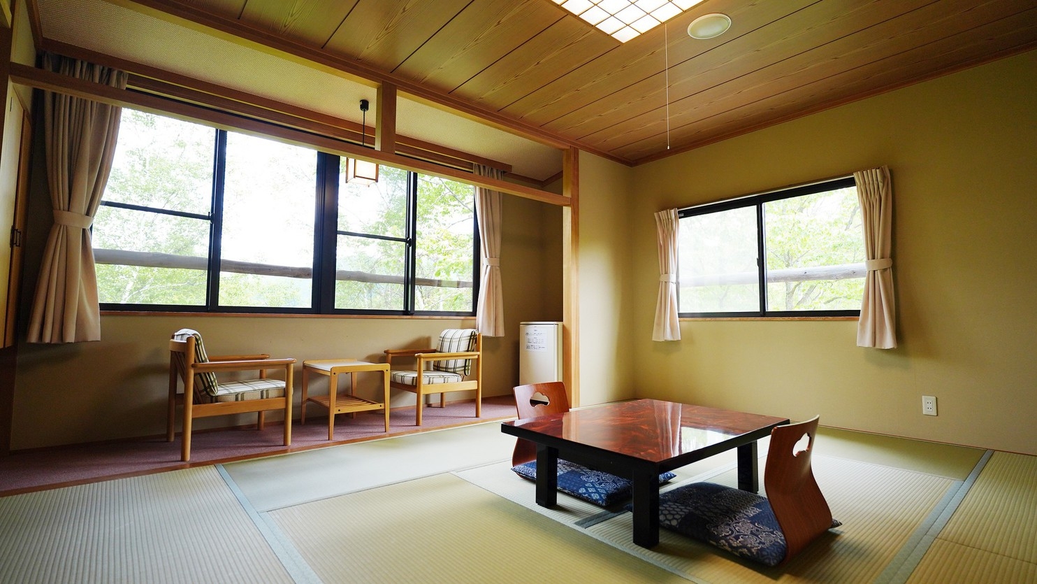 【新館和室10畳】白樺の林を眺める広めの客室