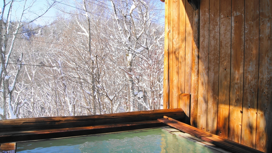 雪景色を見つめながら、心地よい温泉にのんびりと浸かる時間はまさに至福の時。
