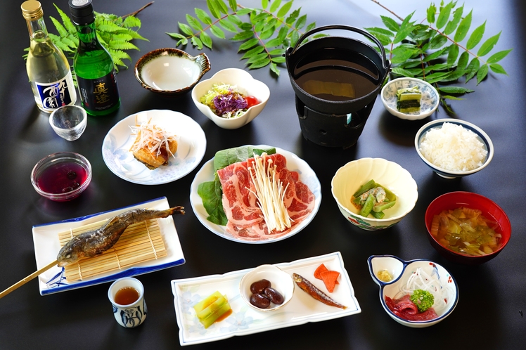 自然の味覚たっぷりの心を満たす郷土料理が並びます