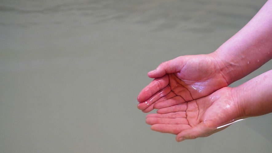 湯口は透明ですが、空気に触れると白く濁ります