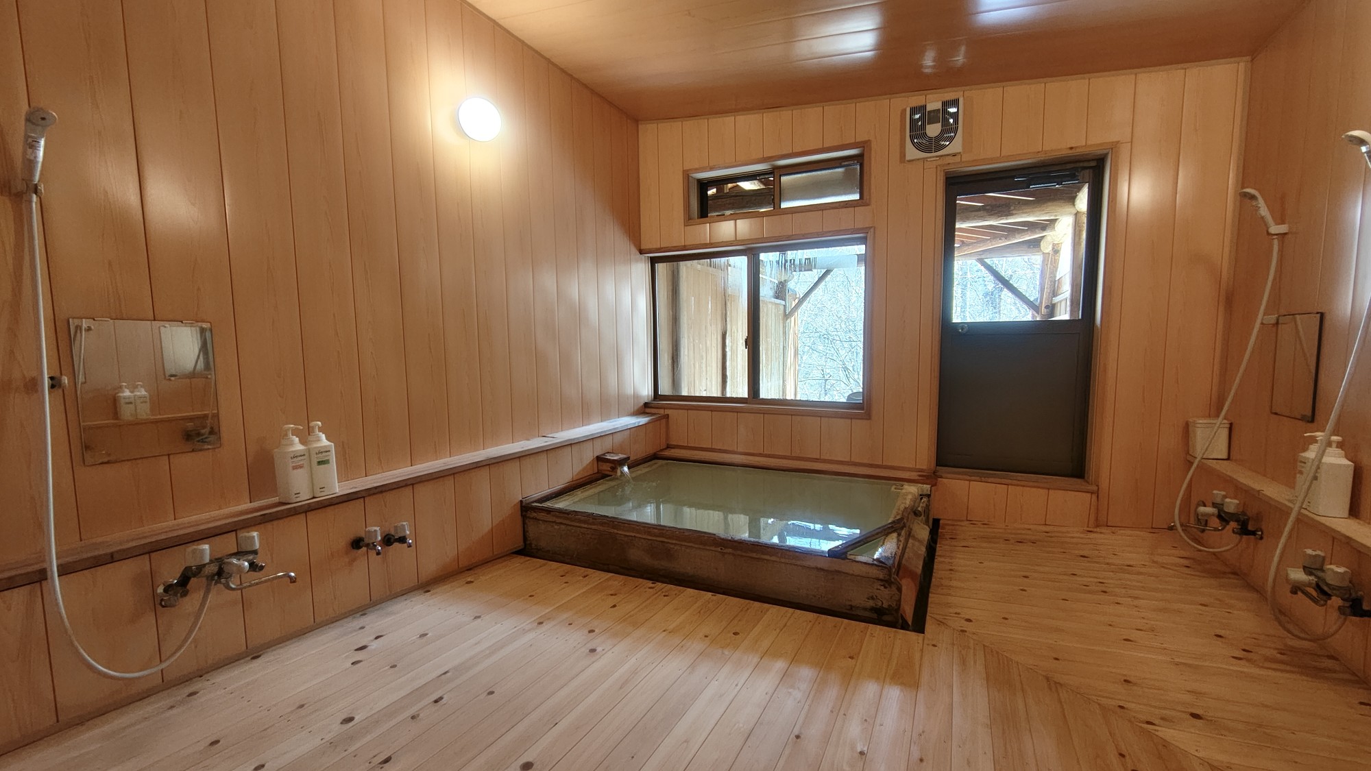 源泉100％かけ流しの温泉をお楽しみください