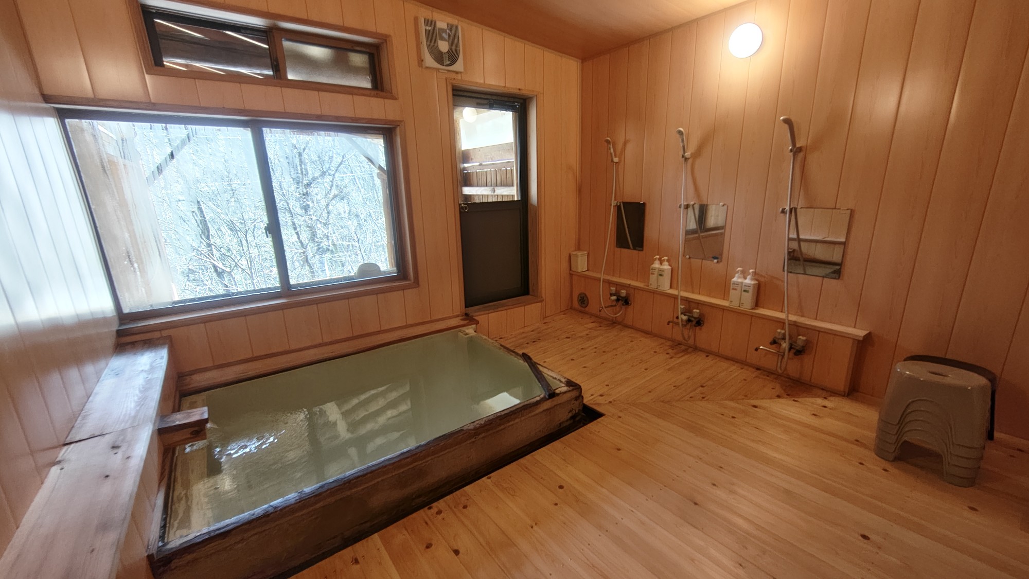 内湯からも外の景色がご覧いただけます