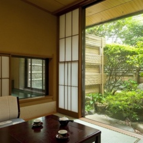 前庭が美しい「椿苑」の客室。奥の小窓は「露天風呂」