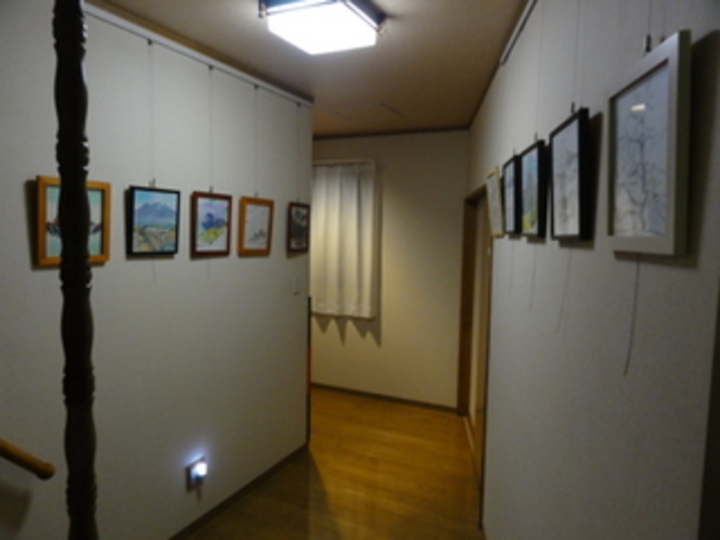 部屋へいく廊下、著名画家の作品多数