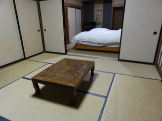 501号室和室8畳2間続き部屋、2ベットあり