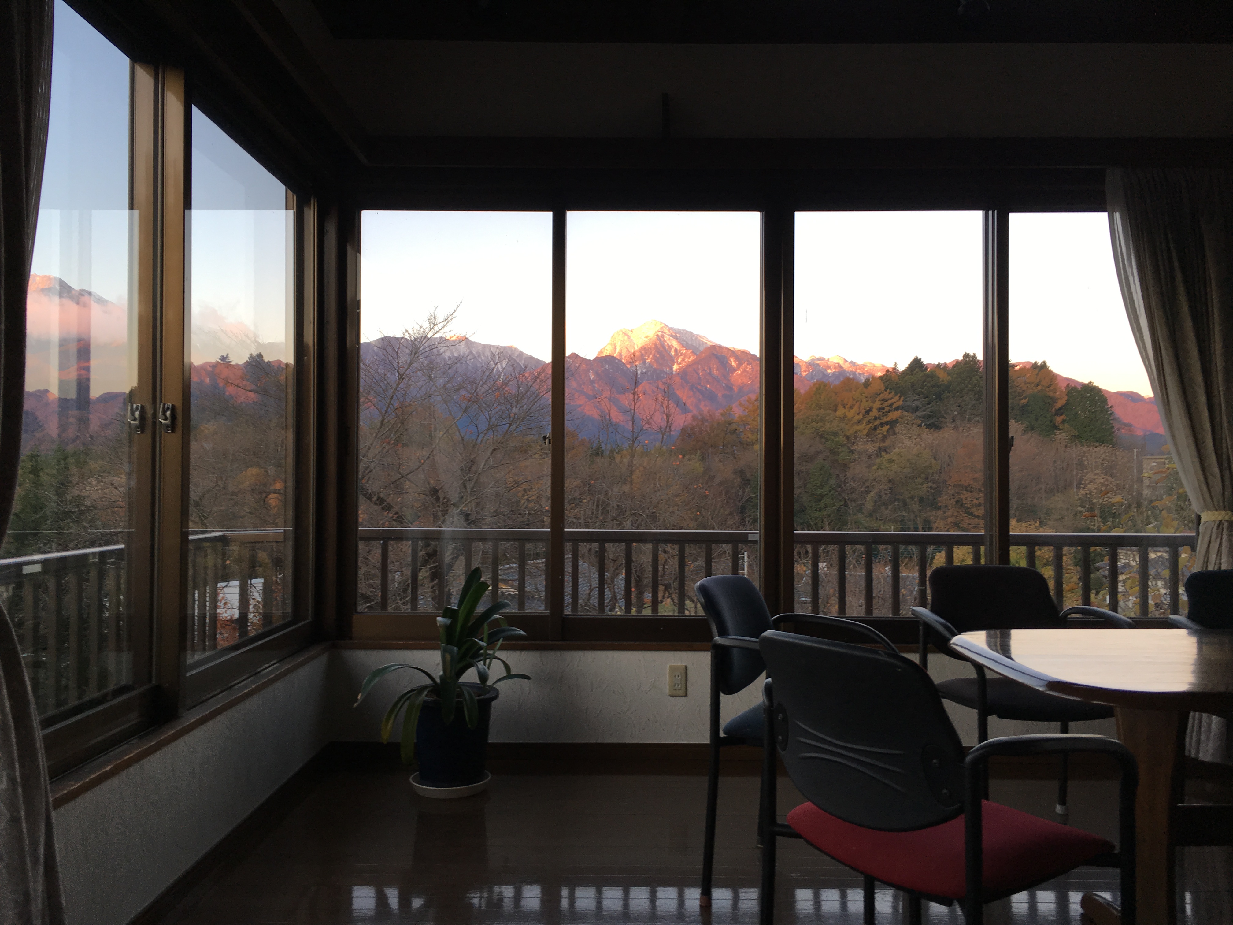 秋のアトリエから甲斐駒を描く