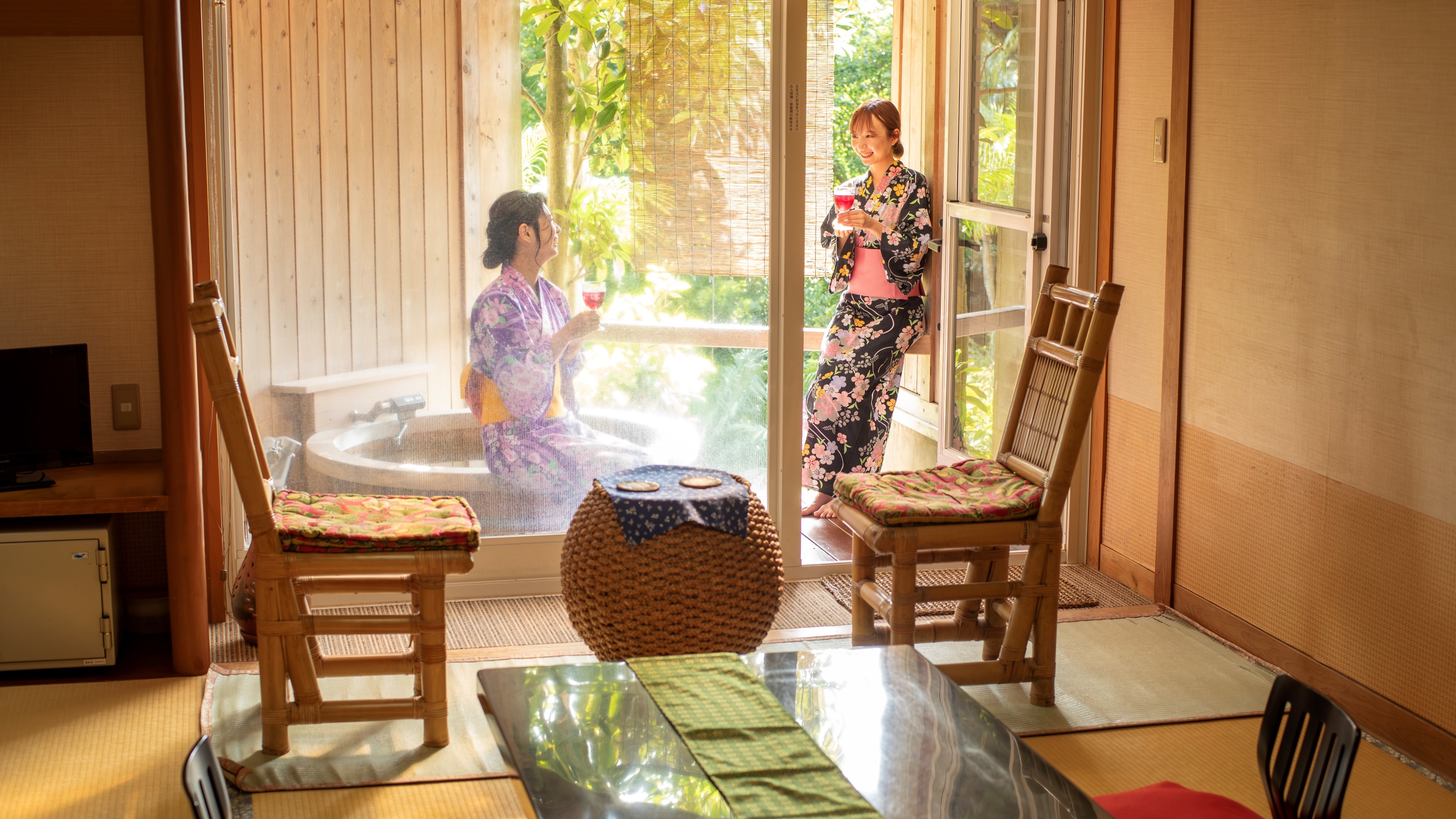 【10畳露天風呂付き和室】心地よい木漏れ日が入って来るお部屋で語らうひと時
