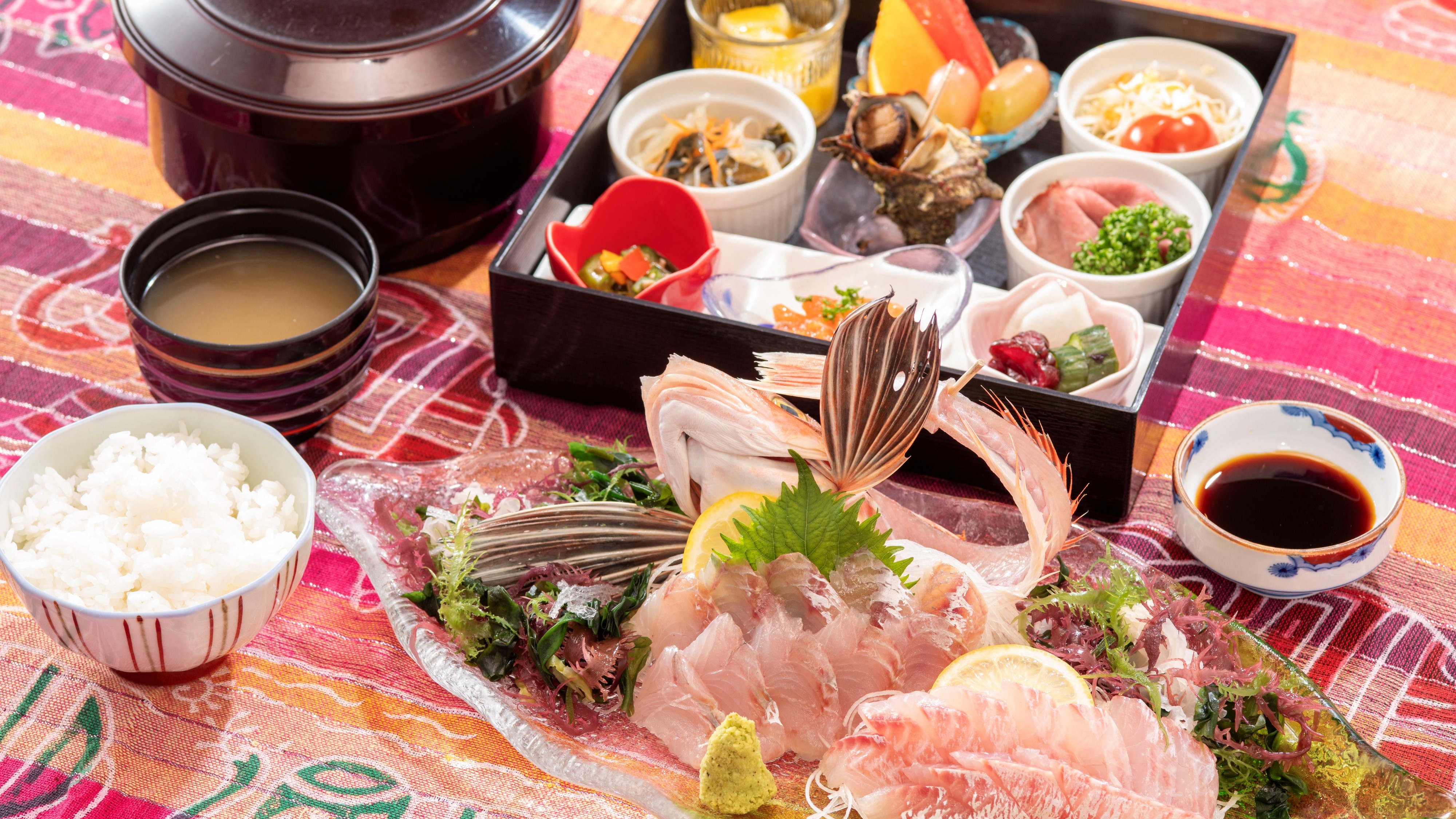 部屋食・松花堂弁当・地魚お刺身盛り