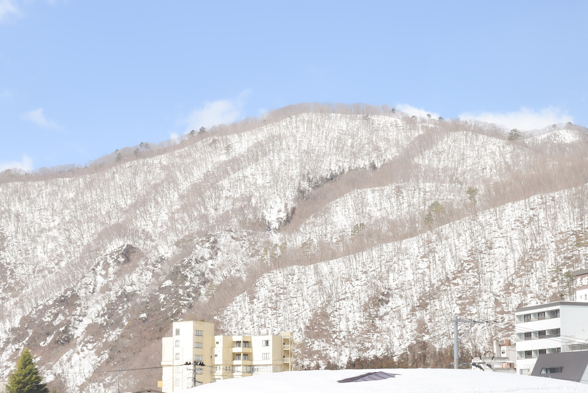 雪化粧された芦ノ牧温泉の山々は美しい
