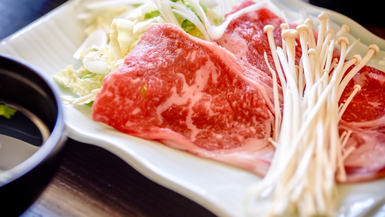 お肉と野菜を味わう、あたたかな鍋料理