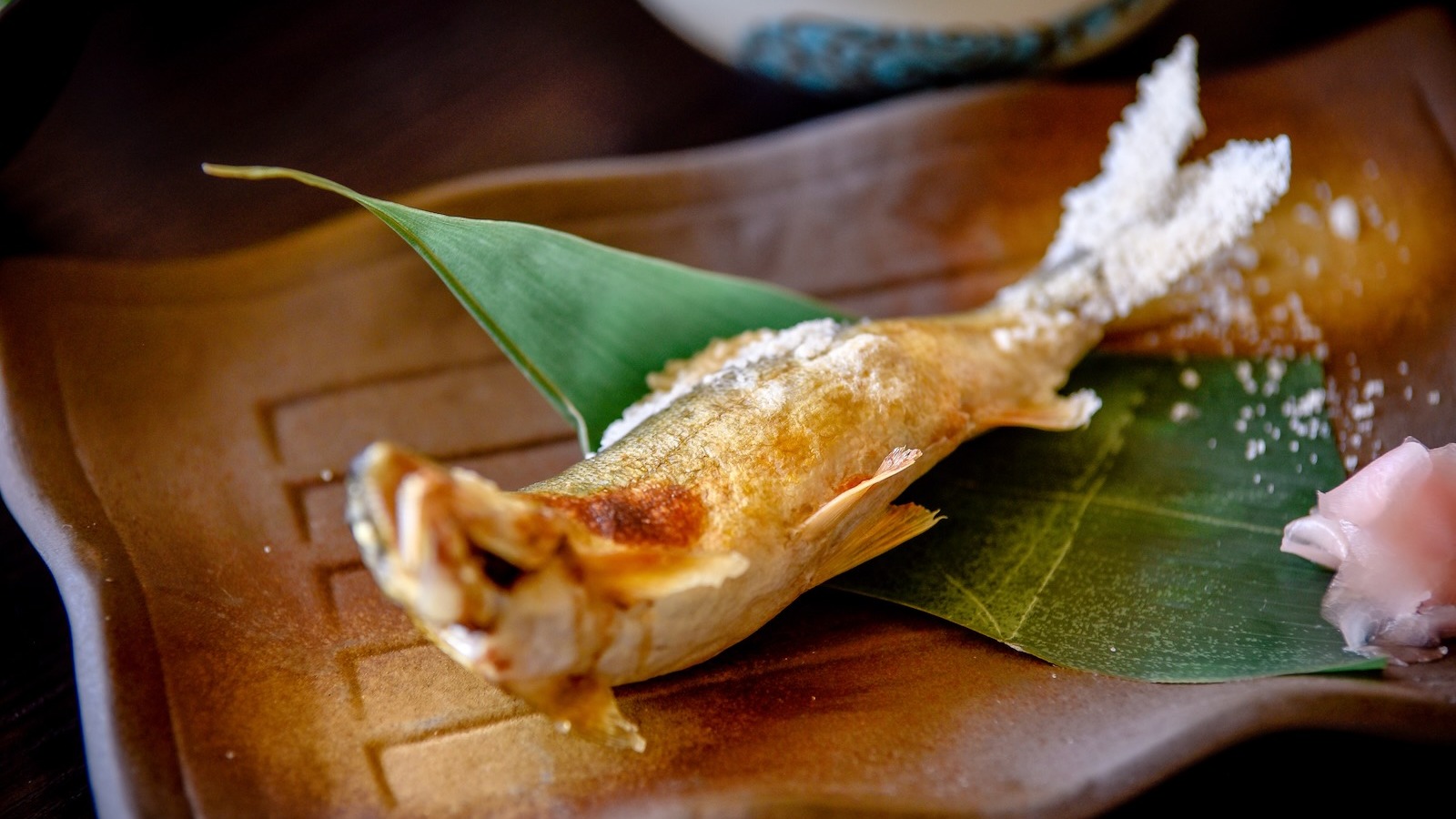岩魚や鮎の塩焼き。旅館夕食の定番です。会津の地酒とどうぞ。