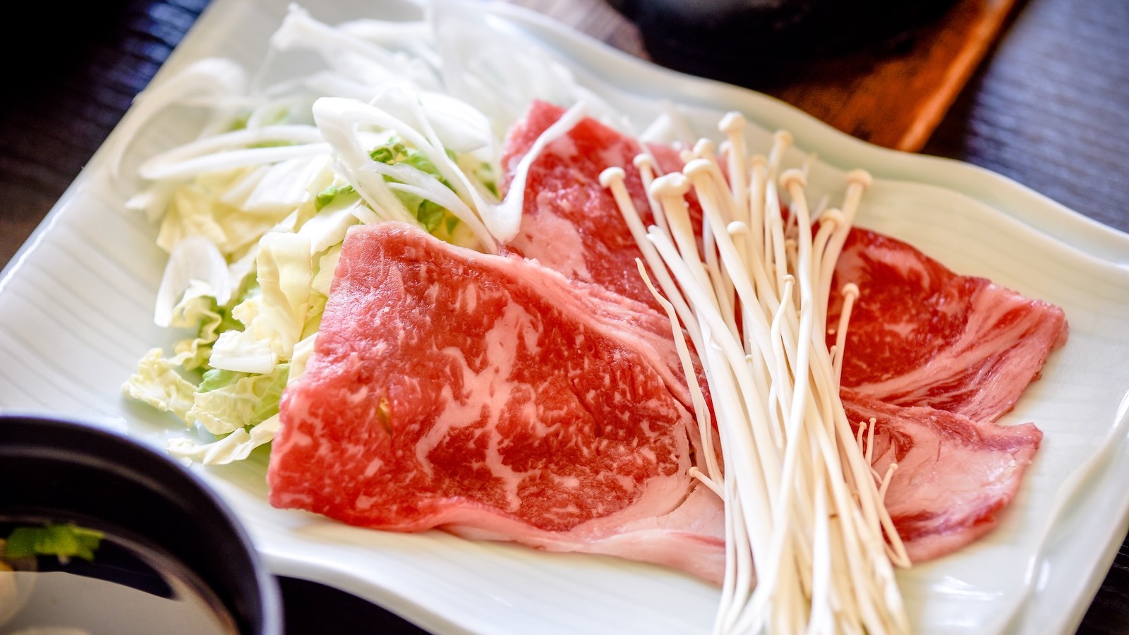 お肉と野菜を味わう、あたたかな鍋料理
