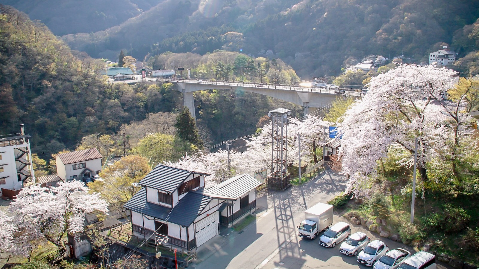 当館屋上から見た芦ノ牧温泉の風景です。