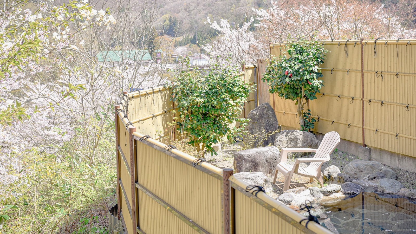 男性露天風呂：雄大な景色が癒される