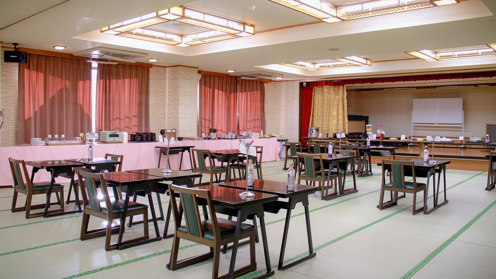 広々としたお食事会場でゆったりとお食事をどうぞ