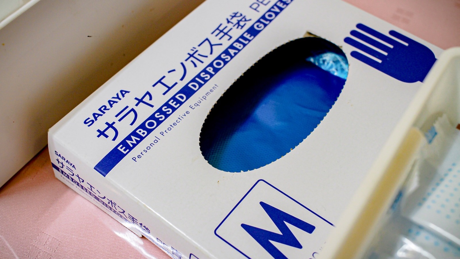 朝食でも安心の手袋をおつけてしています。