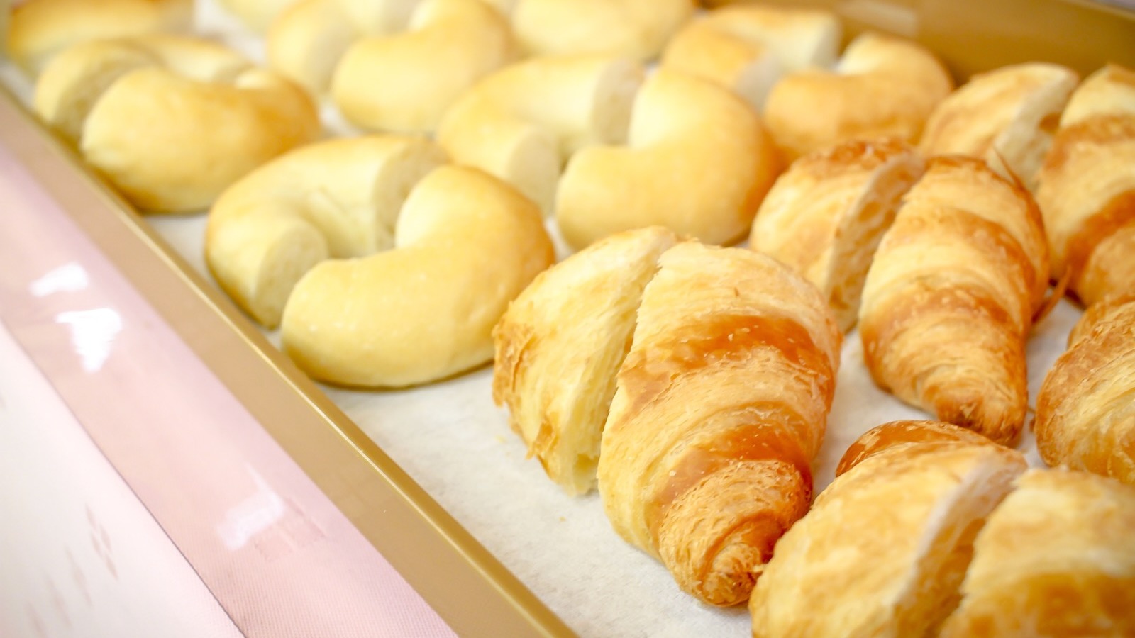 焼きたての香りがうれしい、朝のパン