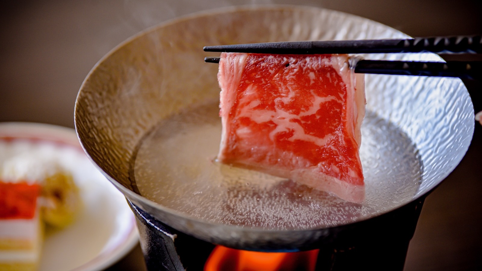 上質なお肉を味わう、熱々の陶板料理