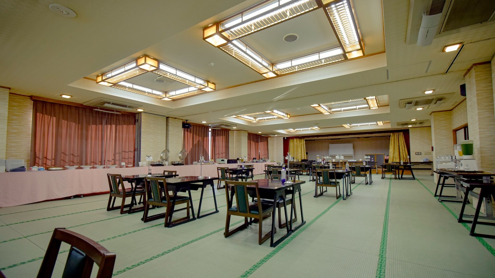 広々とした会場でゆったりとお食事を楽しめます。