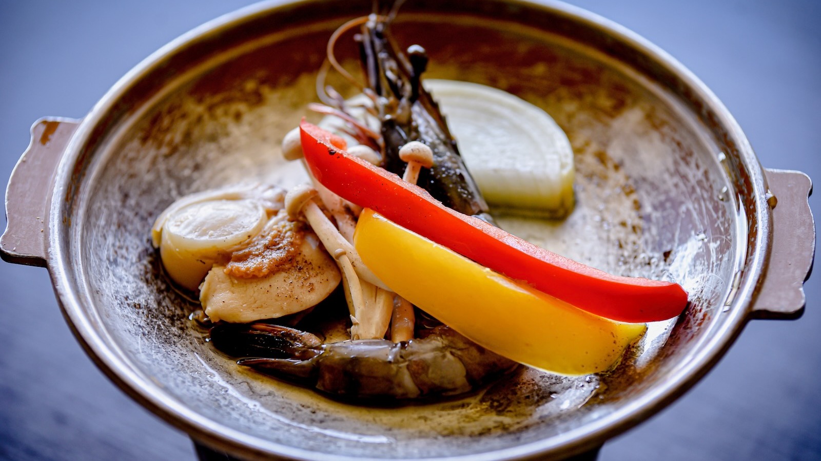 彩り野菜を添えた、香ばしい焼き物