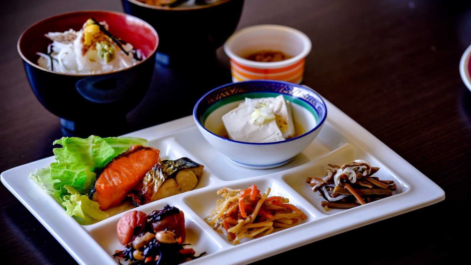 少しずつ味わえる、彩り豊かな朝食膳
