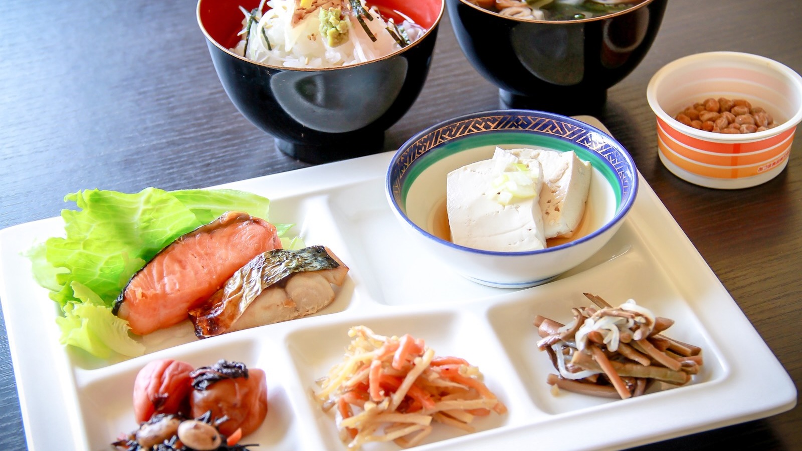 朝食：和食一例。色とりどりの朝食をどうぞ。