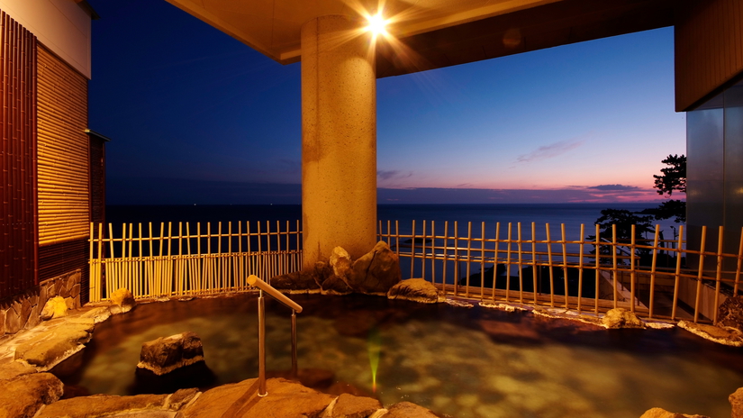 【女性大浴場：露天風呂】潮風を感じつつも高台から水平線が綺麗に見渡せるお風呂です。