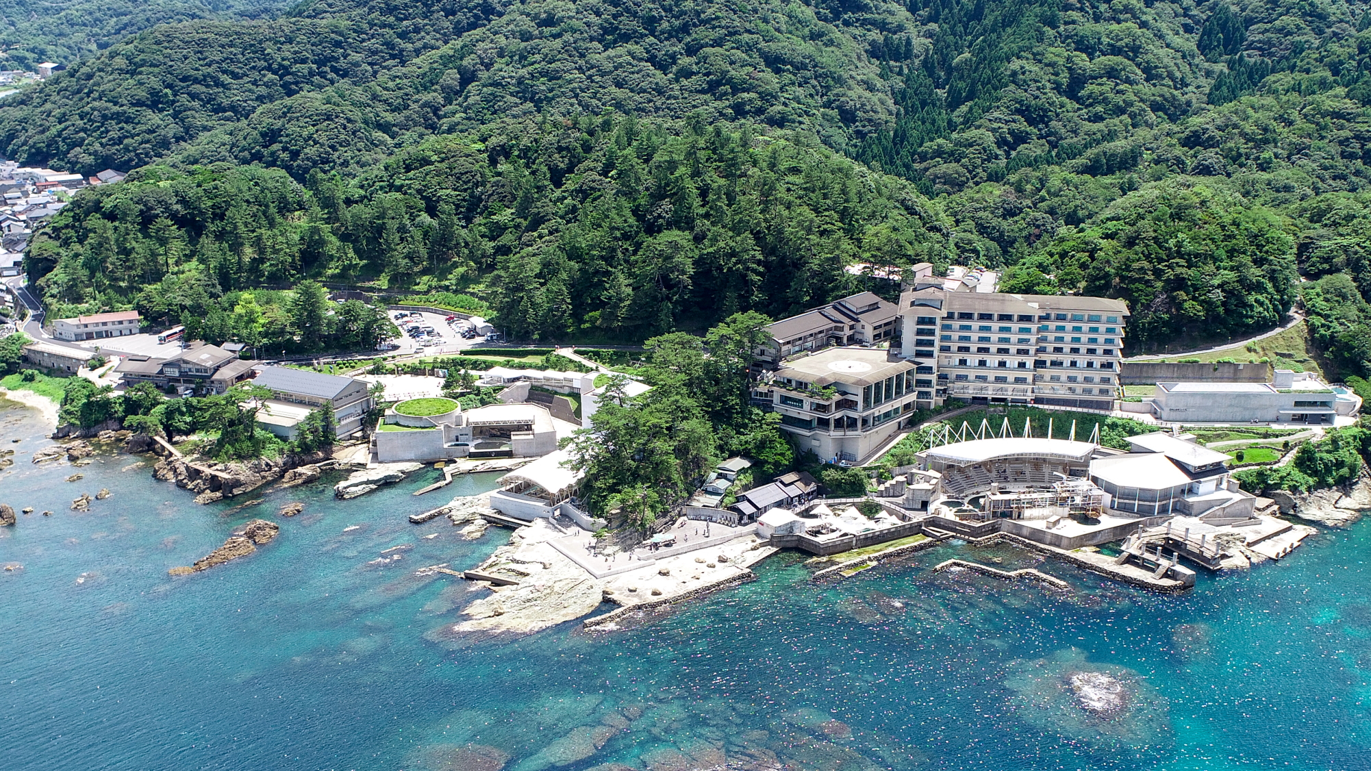 【ホテル金波楼：お待ち岬上空からの全景】雄大な日本海に面する絶景のリゾートホテルです。