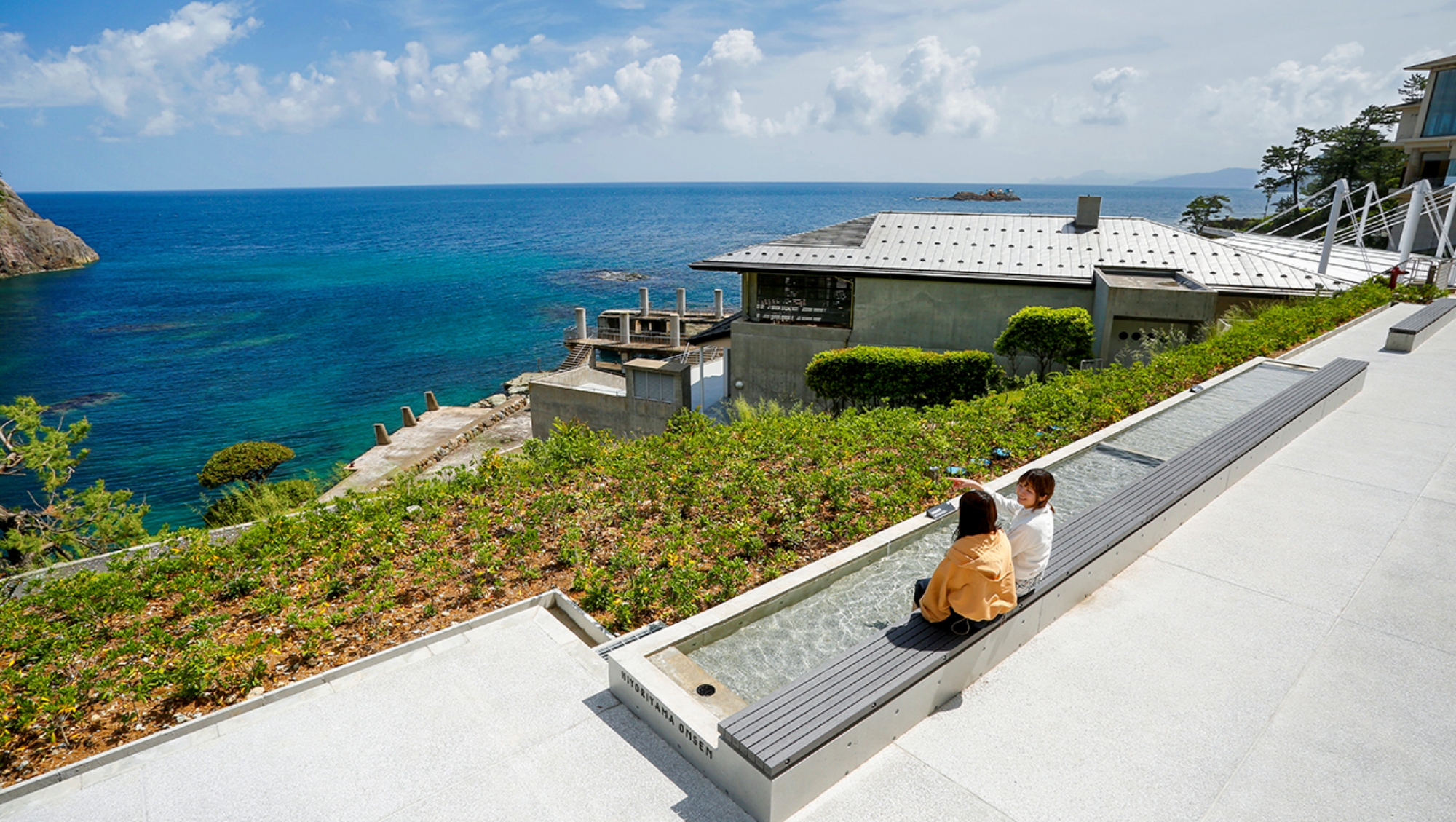 ホテルと水族館の間にある日和山海岸ミュージアムの足湯※ご入園の方はどなたでもご利用いただけます。