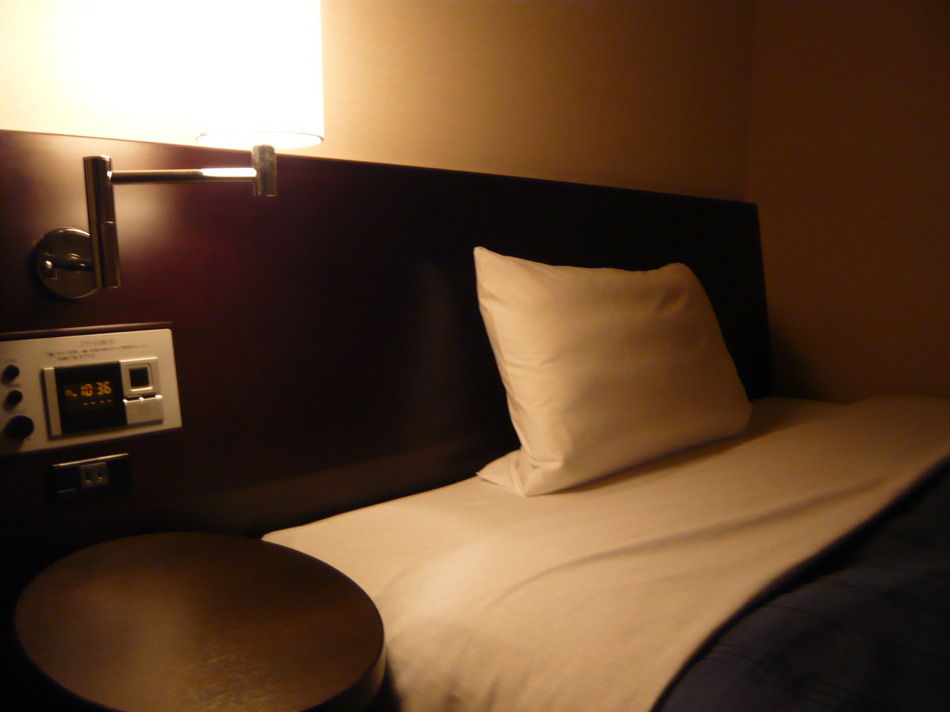 Meja samping & lampu Dilengkapi di kamar yang nyaman