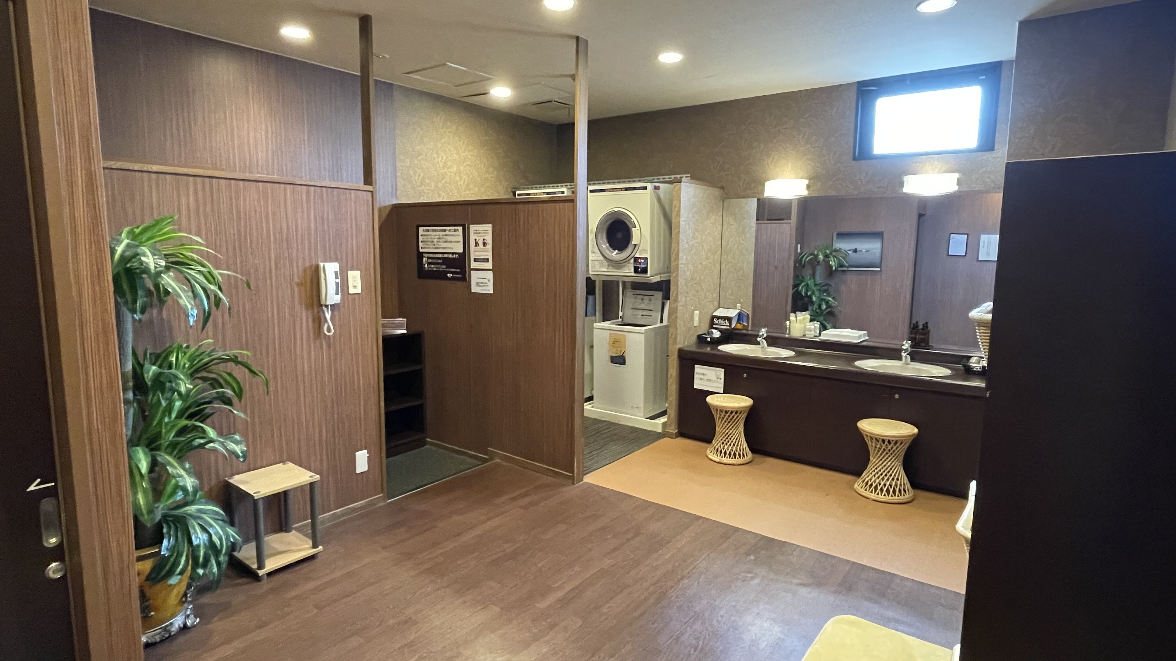 ◆男性用脱衣場◆湯上りに必要な各種アメニティ揃えております