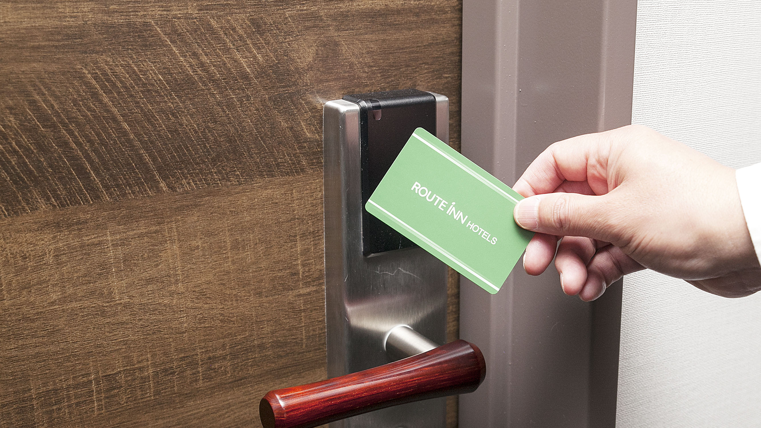 カードキーをかざして開錠してください