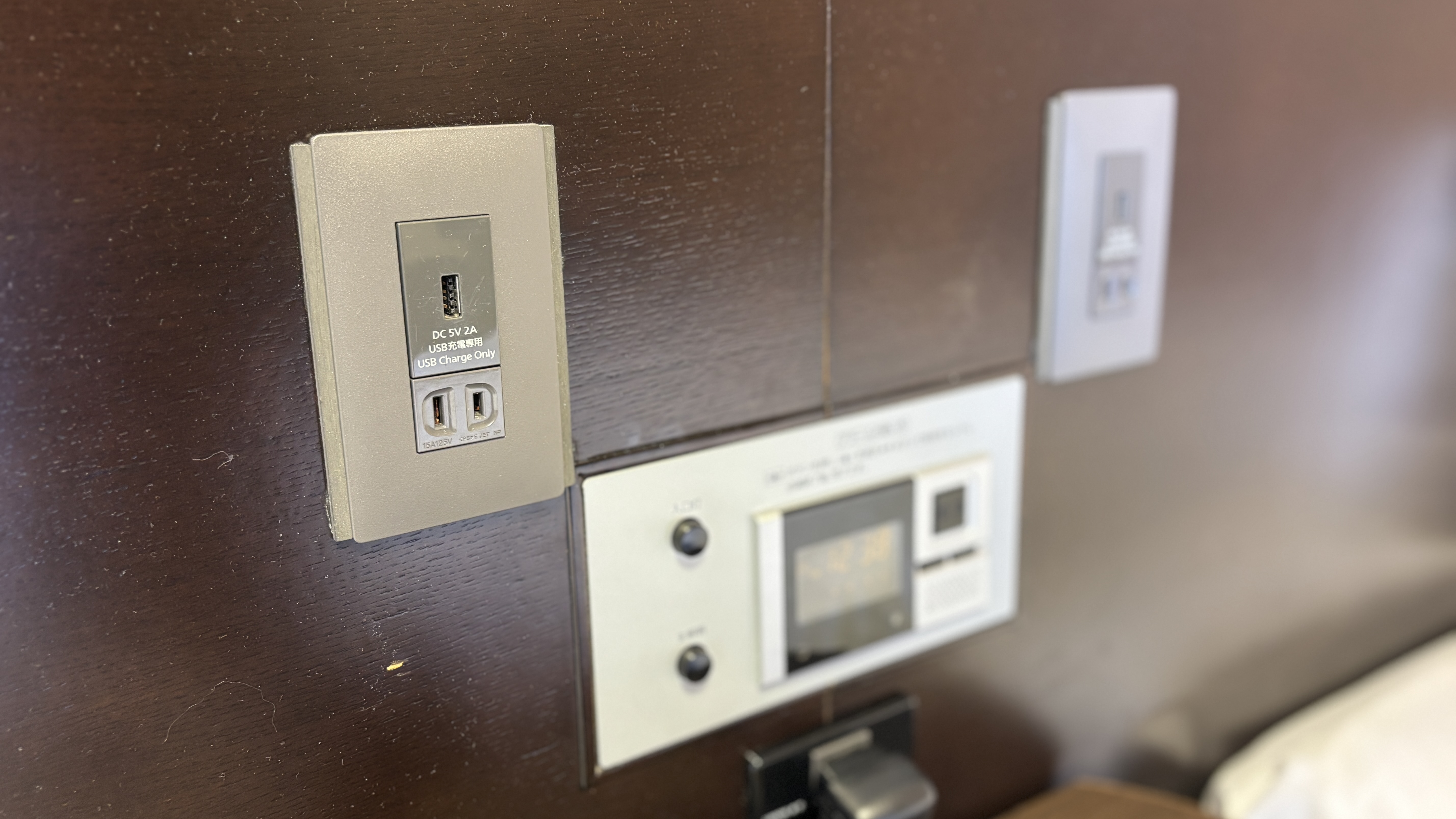 ベッド脇にコンセント付いています