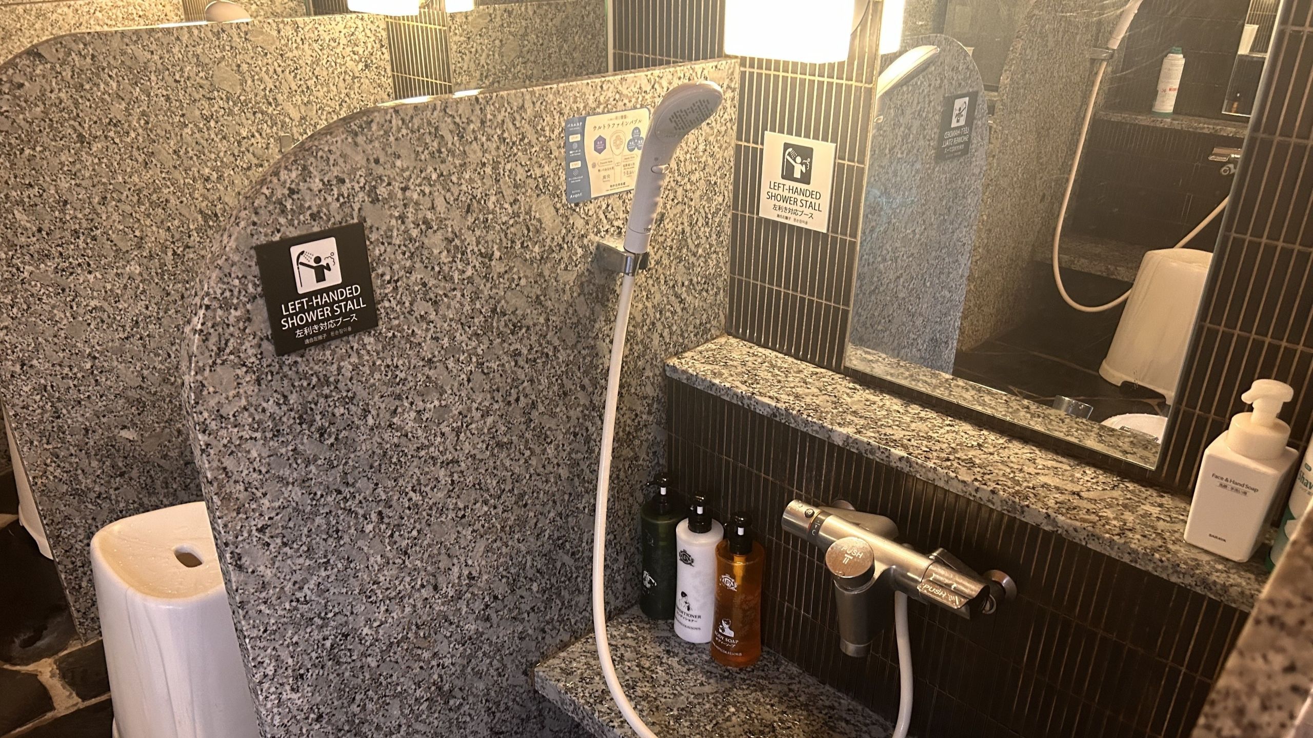 左利きシャワーブース