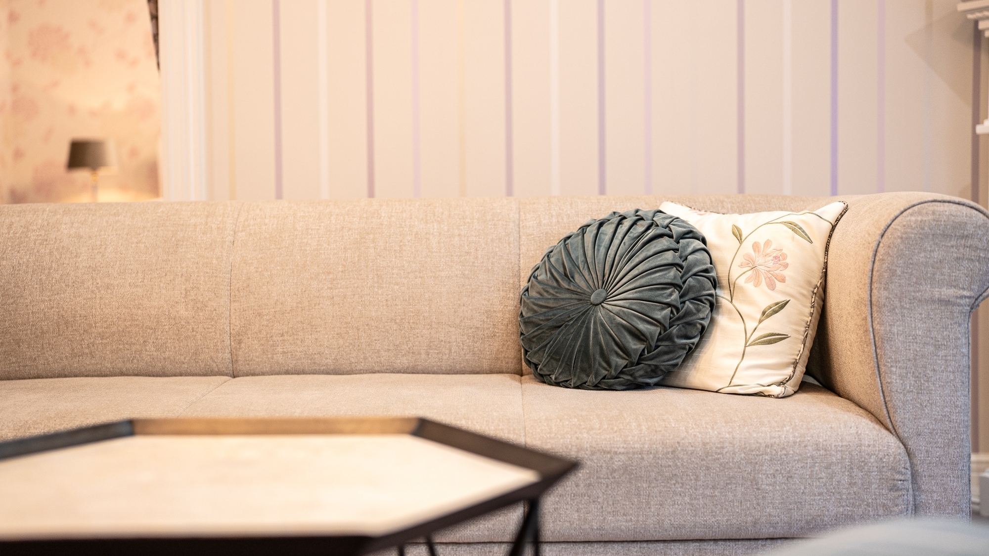 華（はな）：旅の疲れをほどいてくれる、やさしい色合いの上質空間