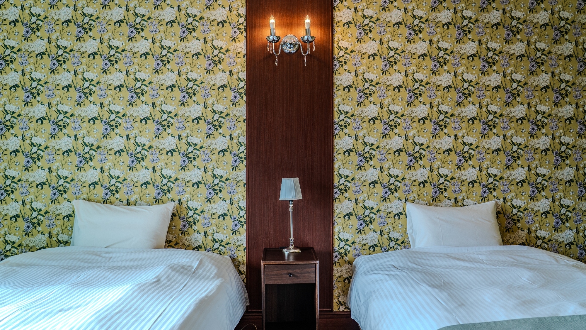 豊（ゆたか）：印象的な壁柄が彩る寝室