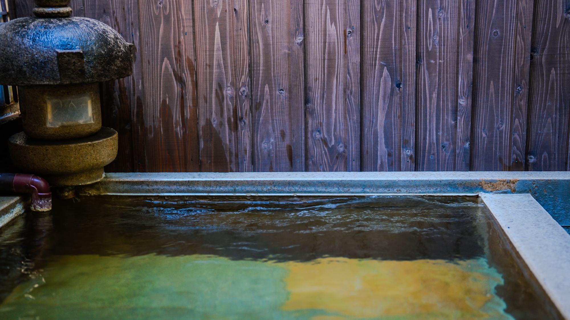 石灯籠が彩る、温泉宿ならではの景色