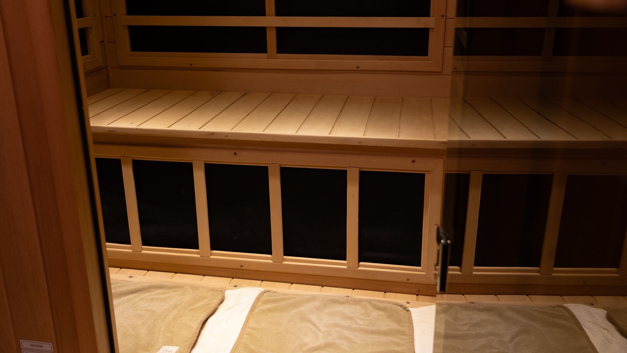 落ち着いた木の香りが広がる癒しのサウナ