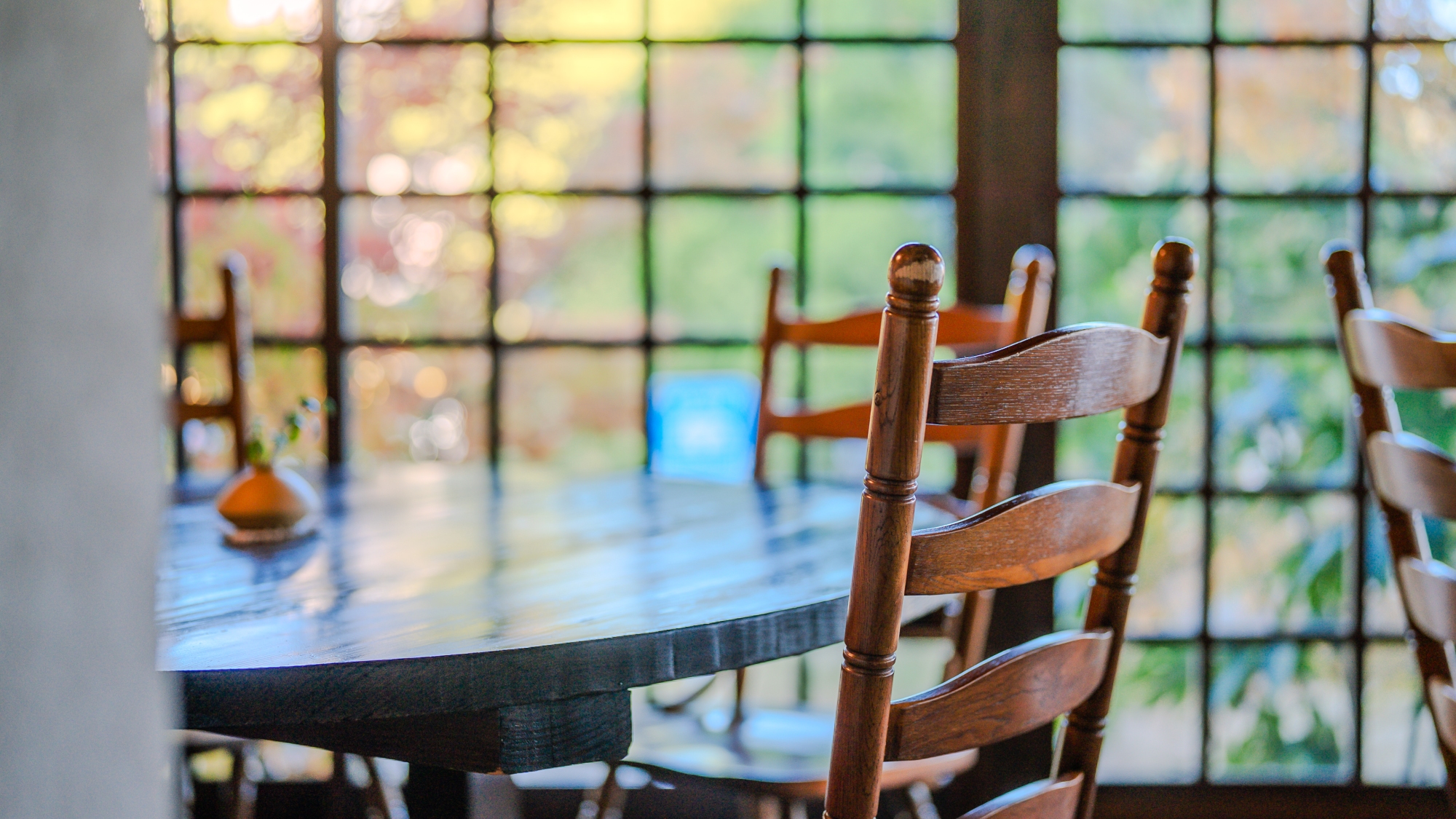 自然の息づかいがそっと寄り添う湯上りスペース