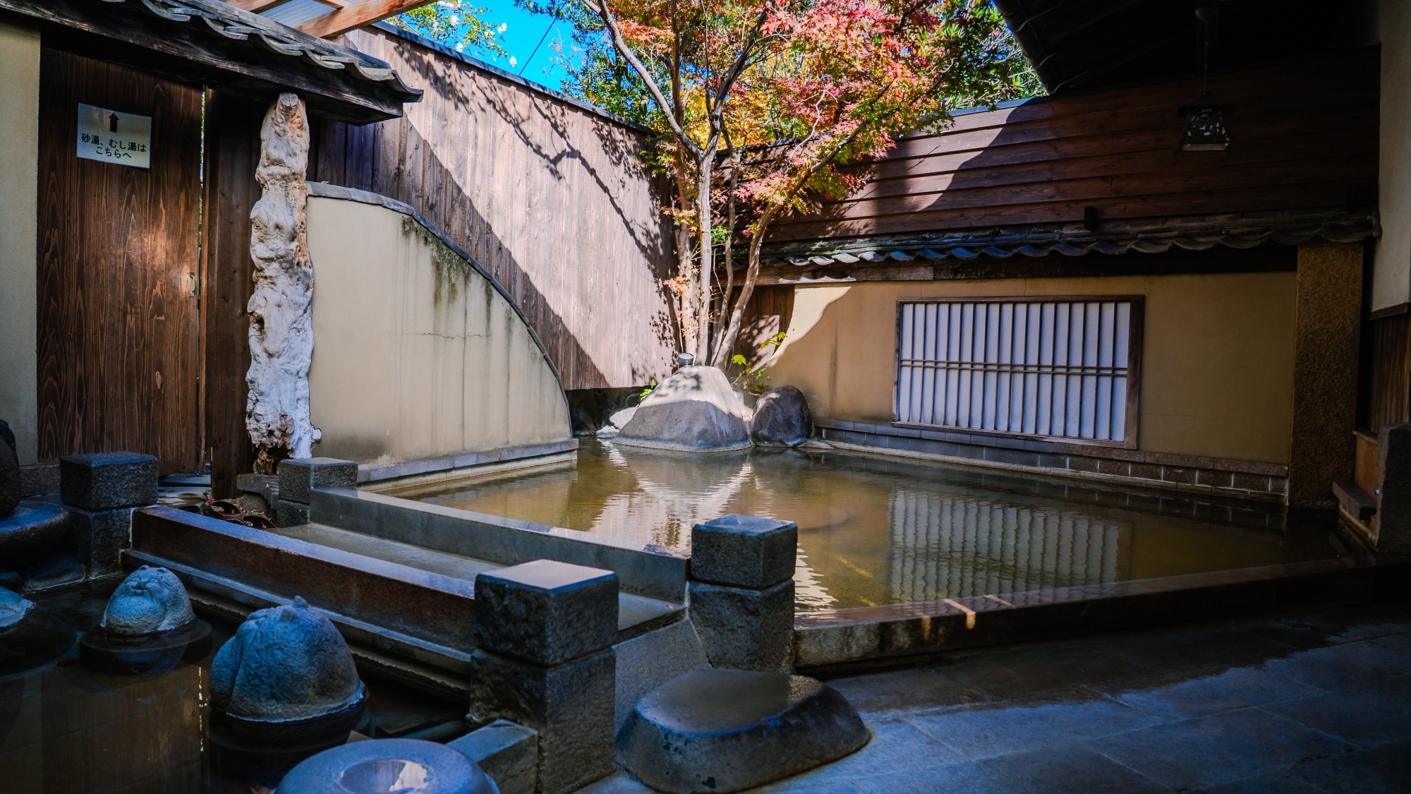 水音と木々の彩りに包まれる、やすらぎの露天風呂