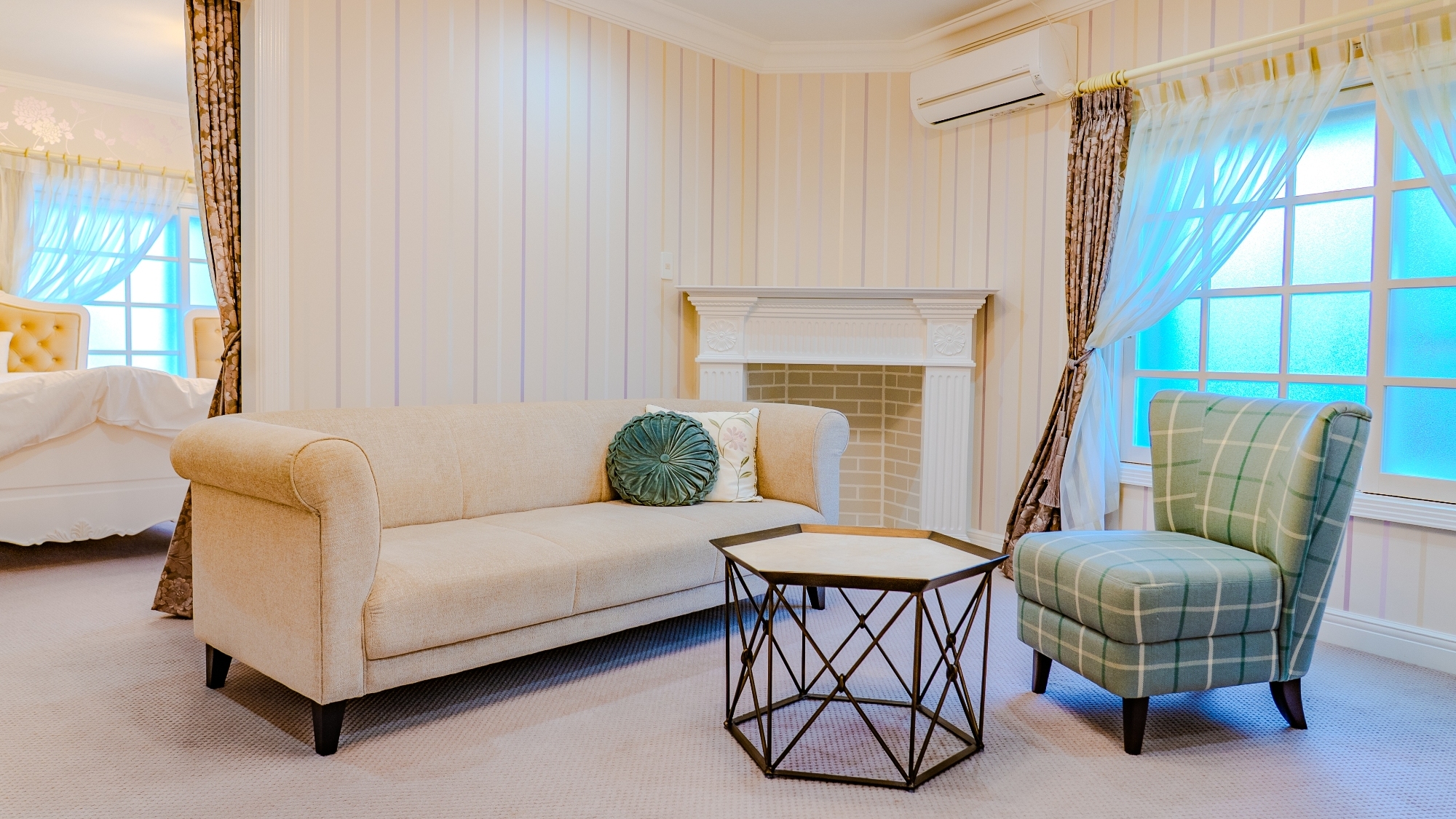 華（はな）：クラシックとモダンが心地よく調和した、くつろぎの空間