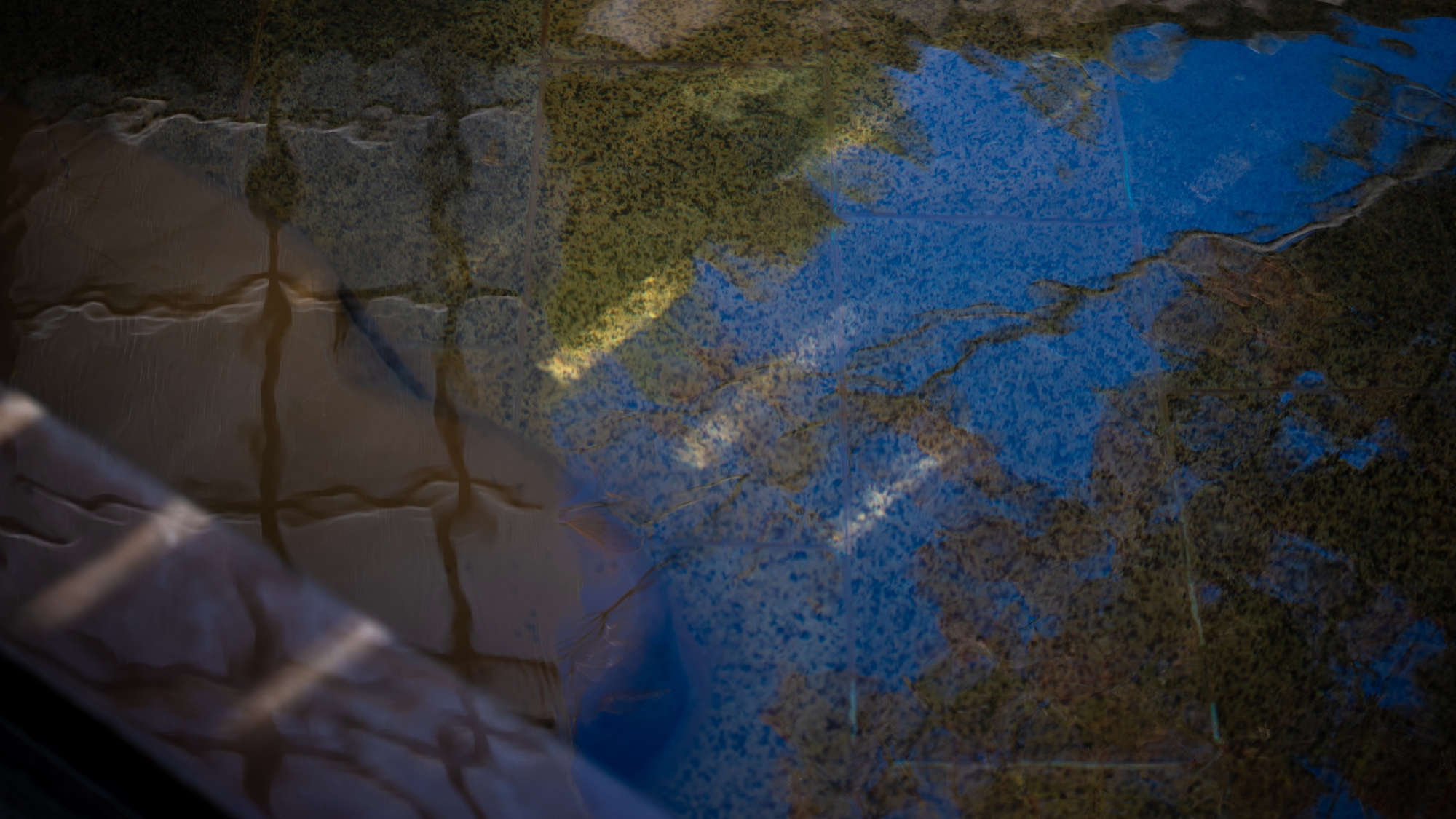 自然の色を映し込む、やさしい湯の景色。