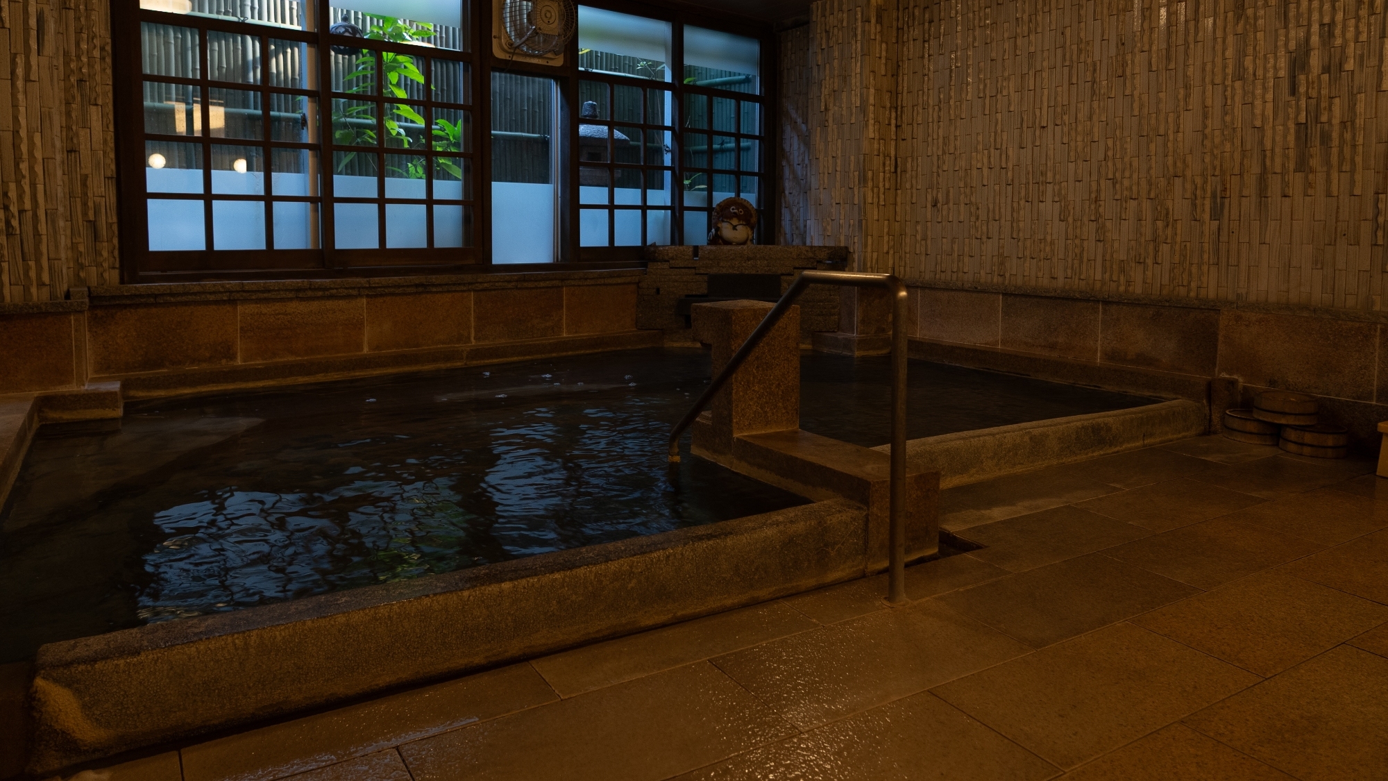 湯けむりと静寂に満たされる、癒しの大浴場