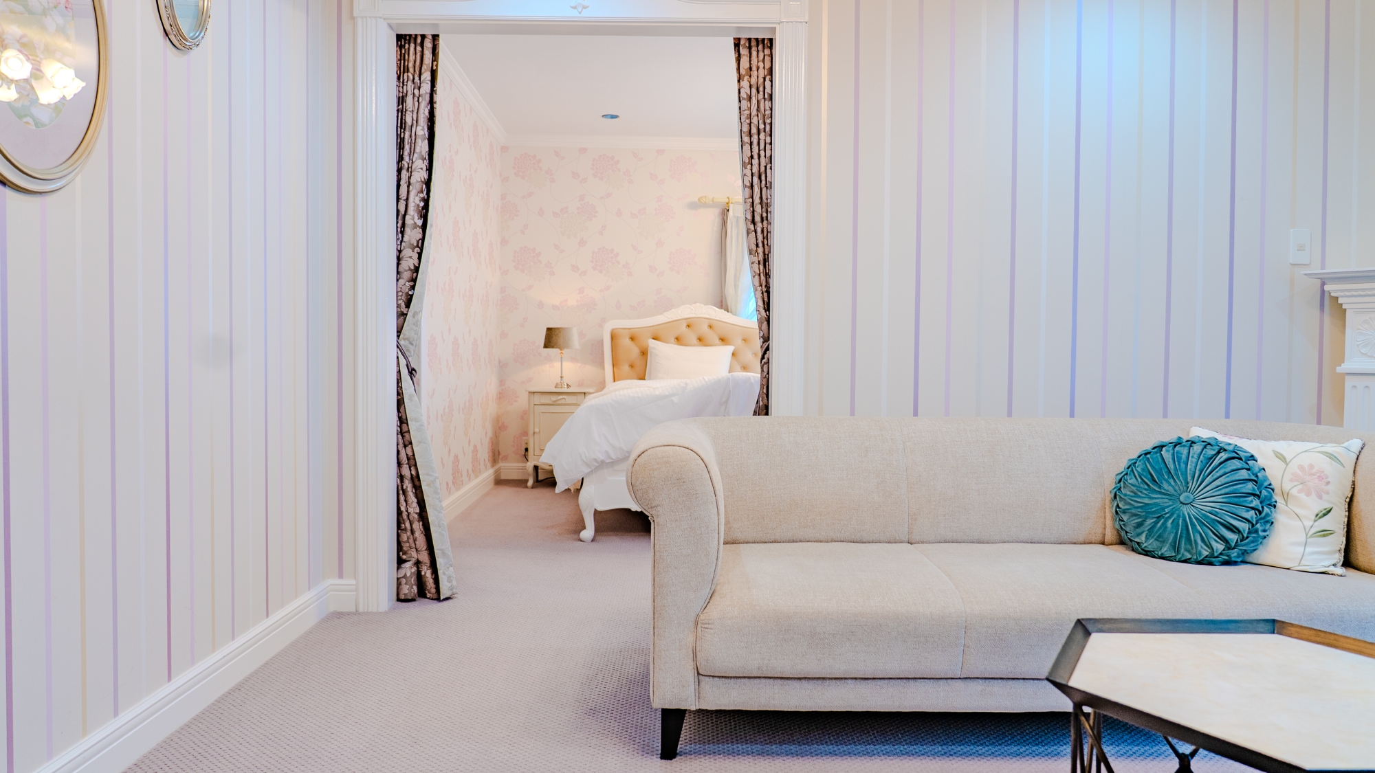 華（はな）：上品な装飾がつくるリビングから、花柄の寝室へと続くスイート仕様の一角