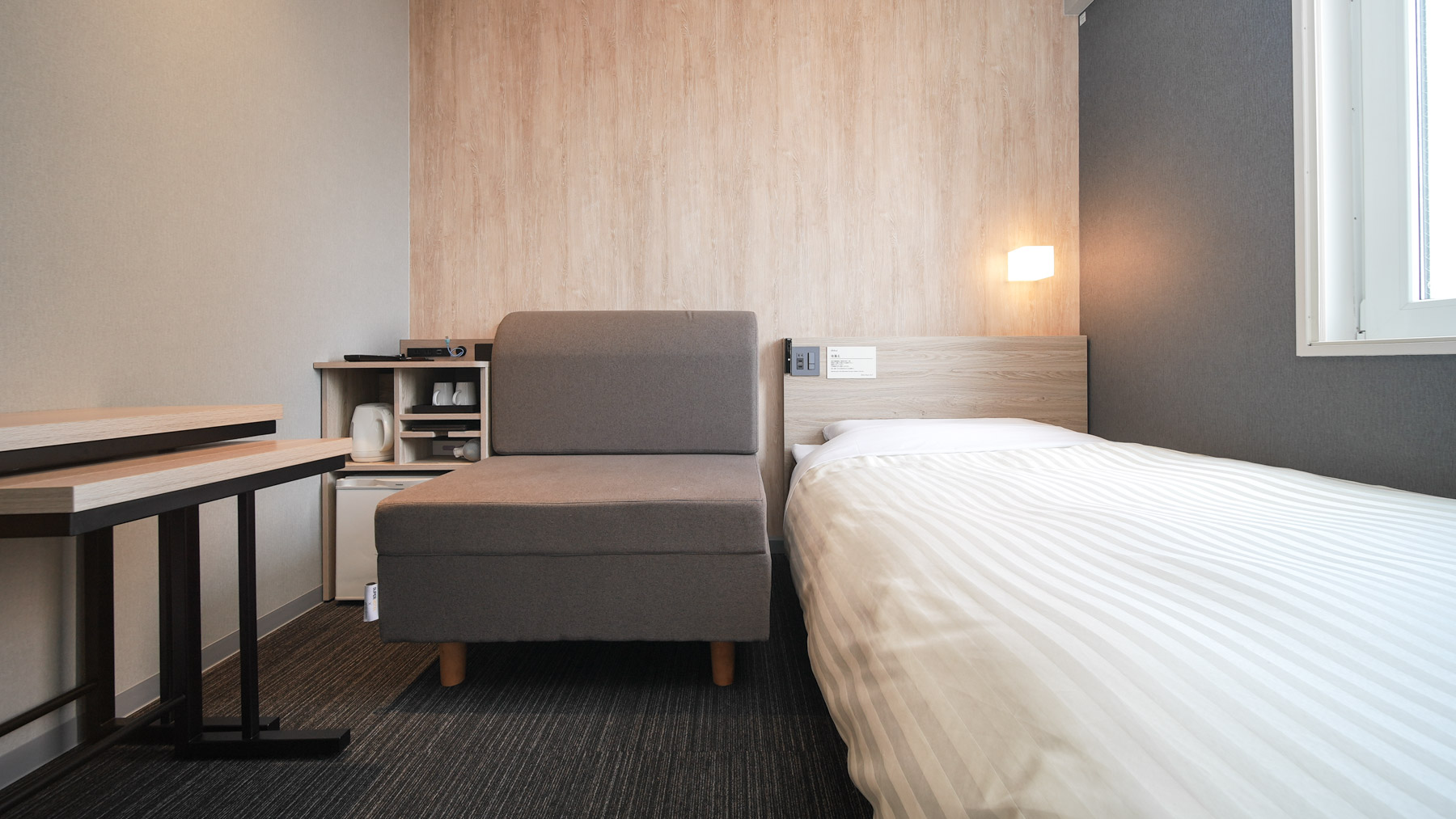 セミダブルベッドとソファのあるお部屋