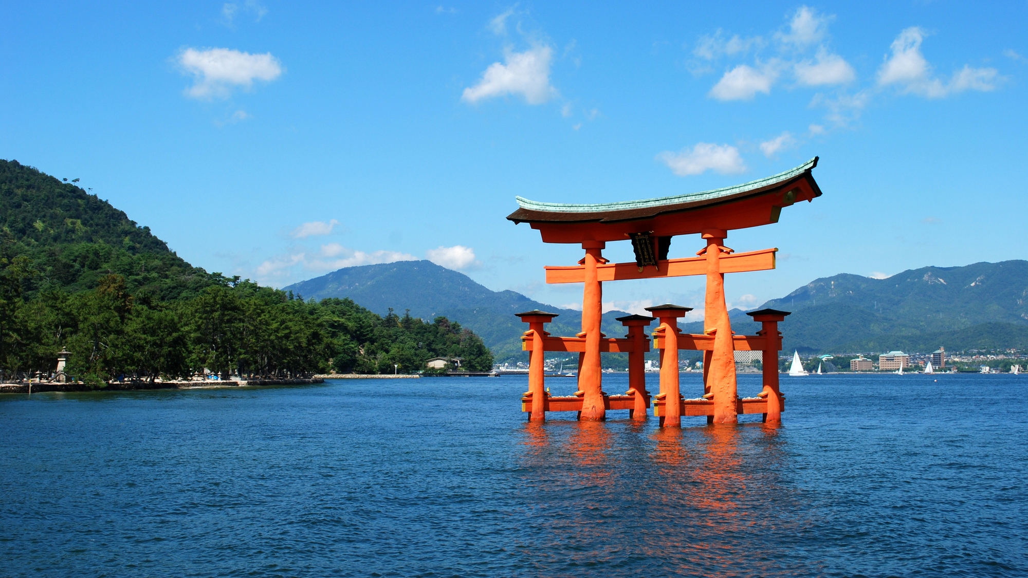 【当館から車とフェリーで約60分】海に浮かぶ大鳥居が有名な世界遺産「厳島神社」