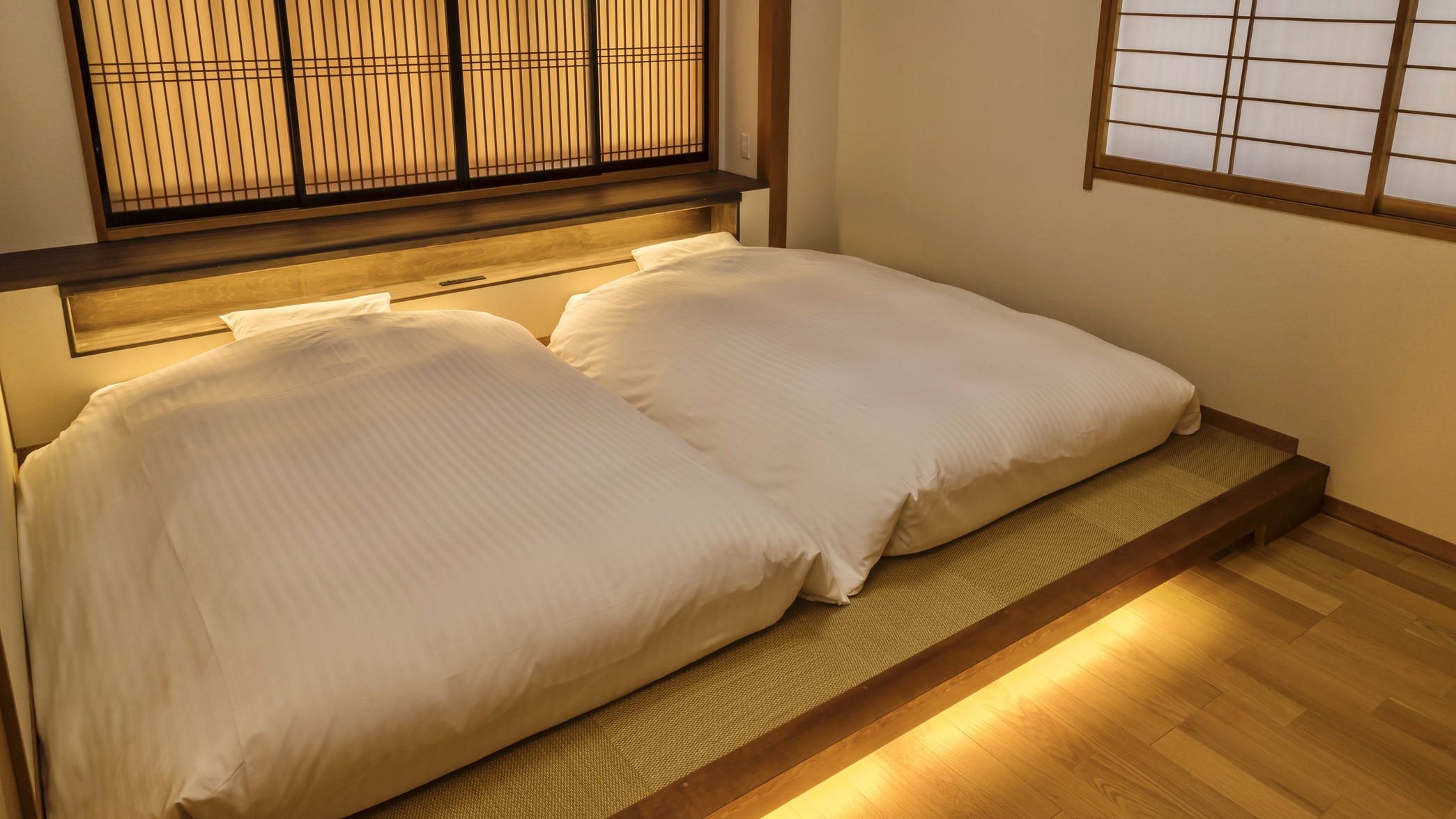 【デラックスA】間接照明のやわらかな灯りが落ち着く、ベッドルーム。