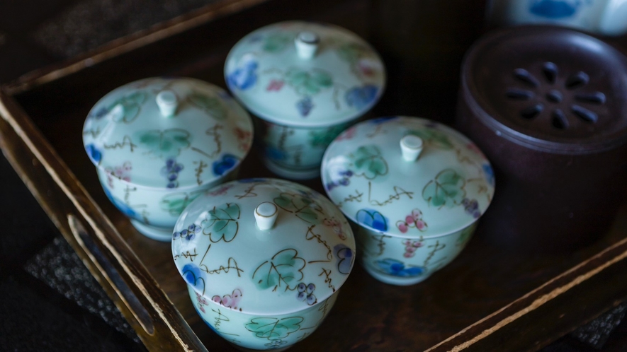 お部屋には、茶器セットをご用意しております。